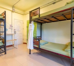Кровать в общем номере в OYO 928 Leaf Hostel