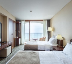 Одноместный номер Deluxe с балконом и с видом на океан двуспальная кровать в Hotel Maremons