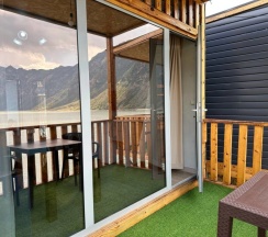 Домик с двухместной кроватью и диваном в Горное озеро