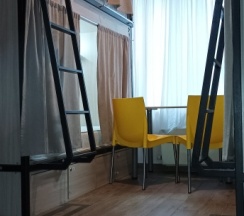 Кровать в общем номере с видом на город в LifeHacker