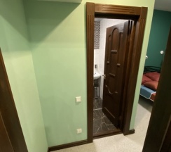 1 помещение для отдыха и работы с двуспальной кроватью, душем, туалетом и офисном помещением для работы в Стрежень
