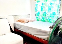 Кровать в общем номере в Tuk Tuk Guesthouse Koh Chang