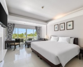 Двухместный номер Deluxe Terrace Lagoon с балконом и с видом на бассейн двуспальная кровать в Thavorn Palm Beach Resort Phuket