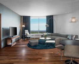 УГЛОВОЙ ЛЮКС С БОЛЬШОЙ КРОВАТЬЮ (KING SIZE) в Hilton Saint Petersburg ExpoForum