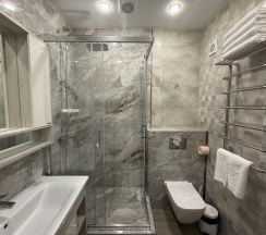 Семейный номер с двуспальной кроватью и 2 односпальными кроватями с кухней в BoxHouse