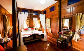 Двухместная вилла с балконом двуспальная кровать в Jaroenrat Resort