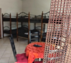 Кровать в 8-местном общем номере в Гостевой дом