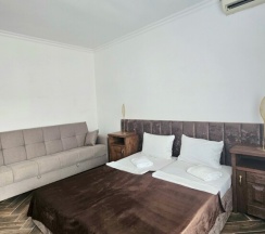 Улучшенный двухместный номер с диваном и балконом в Уют