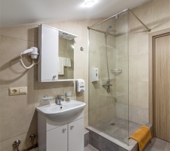 Трехместный номер Deluxe c кроватью размера "King Size" и видом на море в GemstButikHotel