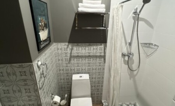 Небольшой одноместный номер в Brick Walls Hotel