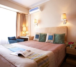 Двухместный номер Standard с балконом двуспальная кровать в Club Hotel Dostuk