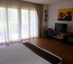 Двухместный люкс Deluxe с частичным видом двуспальная кровать в Laguna Villas Boutique Hotel