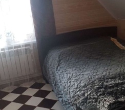 Коттедж с балконом и с красивым видом из окна в Лодж