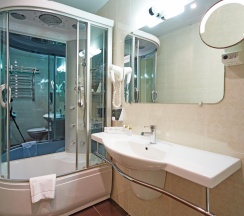 Номер улучшенный с 1 двуспальной кроватью в Azimut Отель Ставрополь