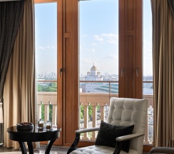 Номер люкс Премьер с 1 двуспальной кроватью в Four Seasons Hotel Moscow