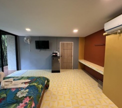 Двухместный номер Deluxe с балконом двуспальная кровать в Ton Pling Khao Lak Villa