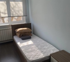 Кровать в общем номере с красивым видом из окна в Свои люди