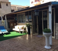 Коттедж с 2 комнатами в Mamas Summer House