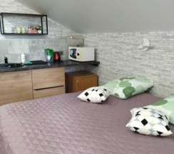 Двухместная студия с балконом и рядом с пляжем двуспальная кровать в Дом-студия