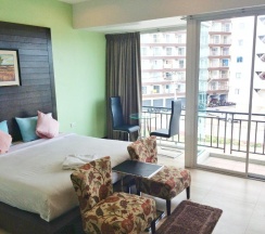 Двухместный номер Deluxe с балконом двуспальная кровать в Villa Navin Resort