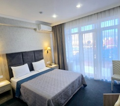 Стандартный номер с двуспальной и 2 односпальными кроватями в Бригантина