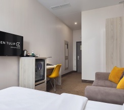 Улучшенный номер с широкой двуспальной кроватью в Golden Tulip
