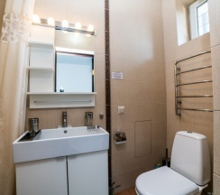 202 - Трехместный номер с балконом и боковым видом на море в Азов Инн