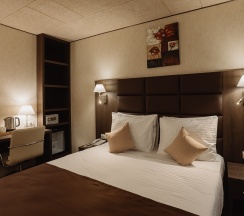 Улучшенный номер с кроватью размера "king-size" в Helix hotel
