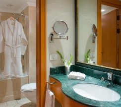 Люкс Deluxe с балконом и с видом на бассейн в Hotel Aria