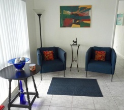 Коттедж с 2 комнатами в Private designer 8 room art getaway 2 Br-2Ba Full Kitchen Barbecue Patio 2min to beach