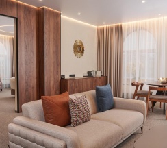 Номер люкс бизнес в AurA City Hotel