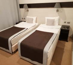 УЛУЧШЕННЫЙ ДВУХМЕСТНЫЙ НОМЕР С 1 КРОВАТЬЮ KING-SIZE ИЛИ С 2 ОТДЕЛЬНЫМИ КРОВАТЯМИ И ОДНОЙ ДОПОЛНИТЕЛЬНОЙ КРОВАТЬЮ в Петербург