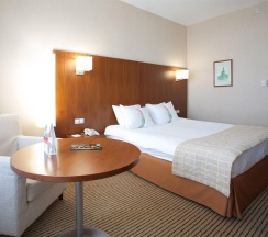 Номер комфорт с 1 двуспальной кроватью king-size и видом на Волгу в HolidayHall