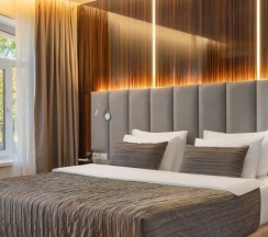 Люкс с балконом, гидромассажной ванной и видом на город в V Hotel&Rooftop lounge