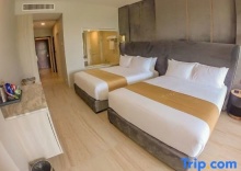 Люкс с видом на бассейн в Jupiter Trevi Resort and Spa