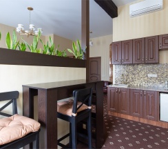 Апартаменты с просторной спальней, обеденной зоной и балконом в My Favourite Garden Hotel