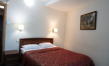 Двухместный номер с большой двуспальной кроватью в Российские сети вещания и оповещения