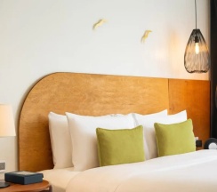 Четырёхместный номер cемейный смежный в The Aviary Hotel