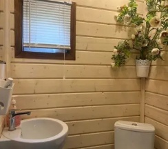 Двухместный коттедж с 2 комнатами с балконом (двуспальная кровать) в Yley glamping