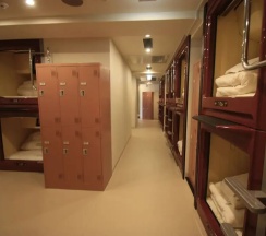 Кровать в общем номере (мужской номер) в Oak Hostel Cabin