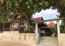 Бунгало seafront в Jungle Hut Bungalows & Hotel