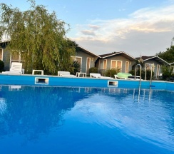 Двухместный семейный Домик с террасой двуспальная кровать в Летняя сказка