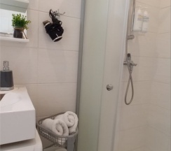 Номер на первом этаже с видом на бассейн. в Aqua&grill