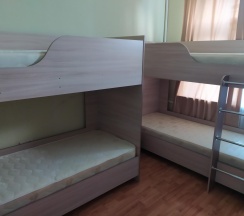 Кровать в 8-местном мужском номере в Диско