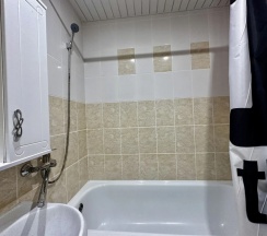 Апартаменты c 1 комнатой с балконом и с красивым видом из окна в Апартаменты С видом на Сретенскую церковь