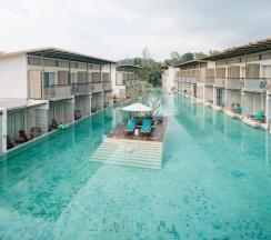 Номер Deluxe с балконом и с красивым видом из окна в The Briza Beach Resort Khaolak