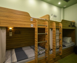 Спальное место в общем номере для мужчин на двухъярусной кровати  в Red apple