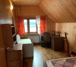 Коттедж с балконом и с красивым видом из окна в Усадьба Клёвое место