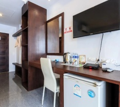 Трёхместный семейный номер Standard с балконом в 7Q Bangla Hotel