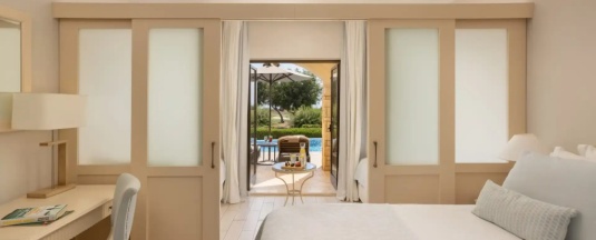 Семейный номер Standard с частичным видом на море в Aphrodite Hills Hotel
